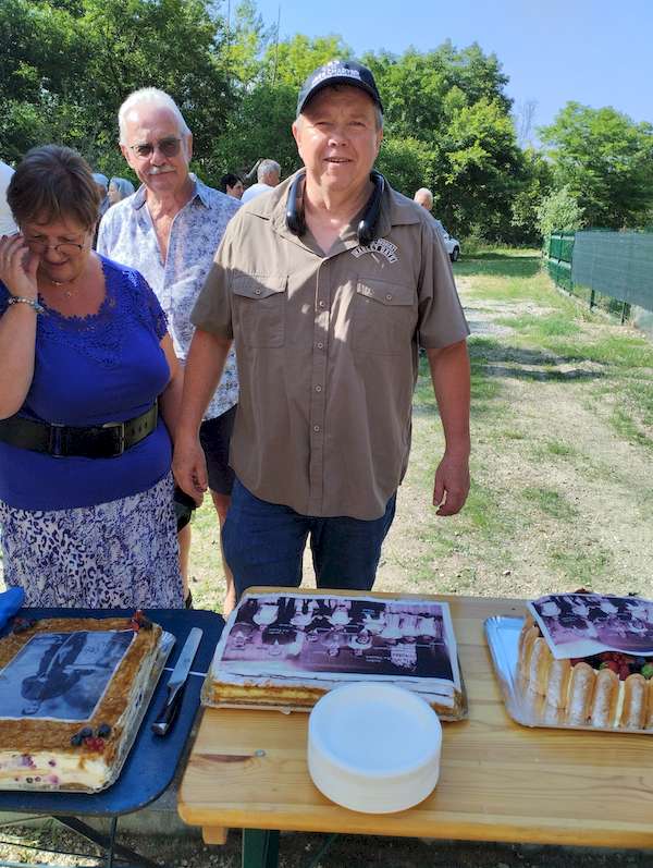Photo d'Alain posant devant les gâteaux de sa fabrication