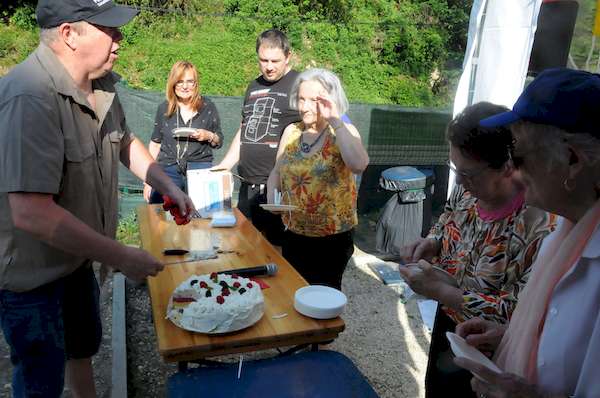 Photo d'Alain découpant le vacherin glacé
