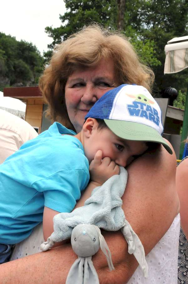 Photo de Chantal tenant Philippe dans ses bras