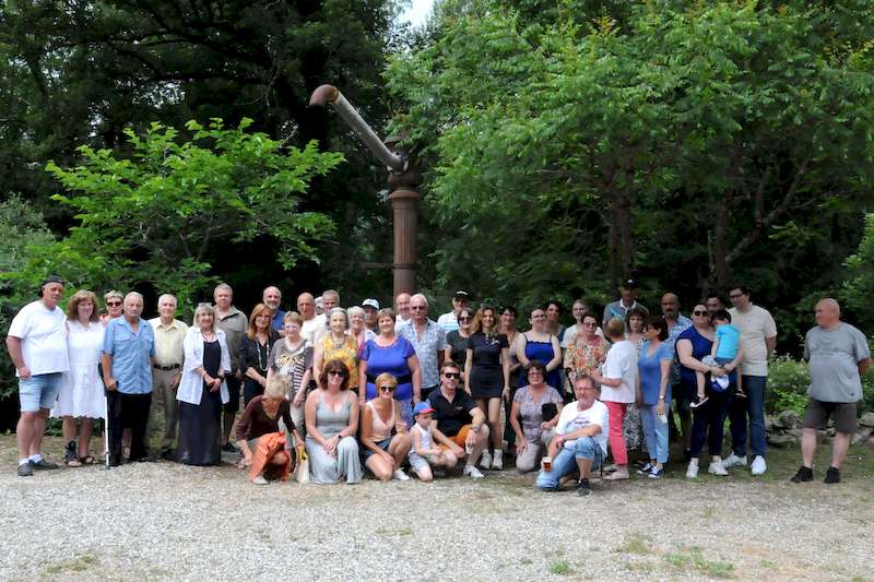 Photo de l'ensemble des participant(e)s de la réunion de famille