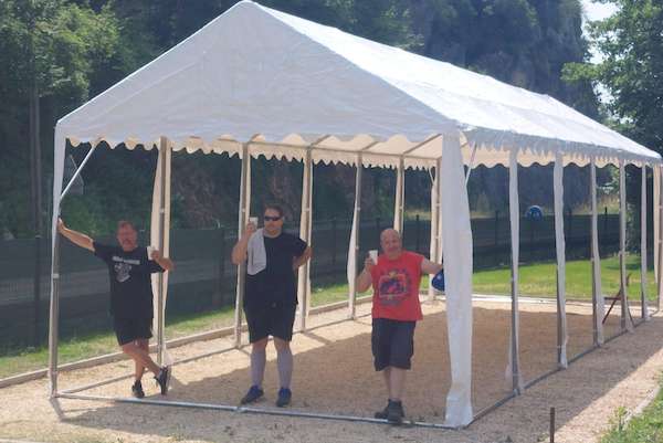 Photo de Fabrice, Christian et Patrick, devant le chapiteau monté