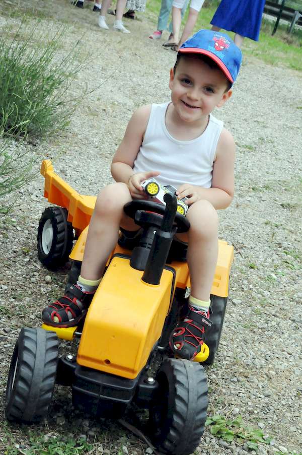 Photo de Louka sur un tracteur à pédales