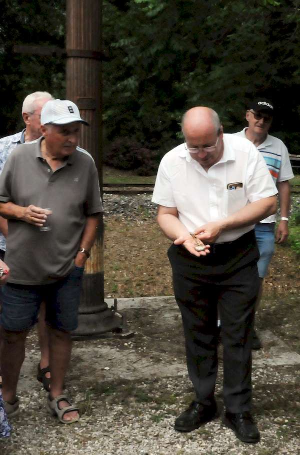 Photo de Patrick présentant la montre du grand-père