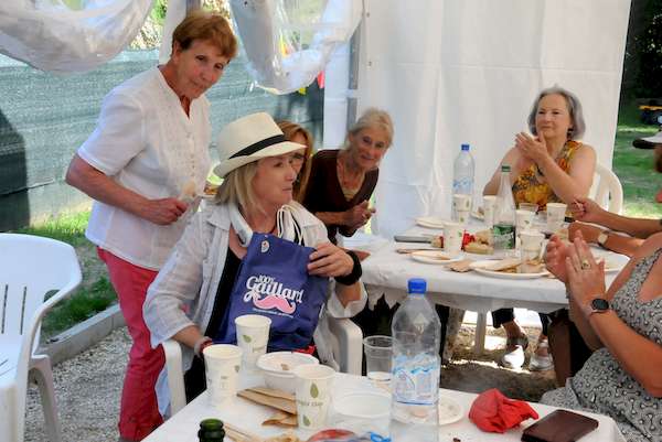 Photo de Muriel tenant son paquet-cadeau d'anniversaire