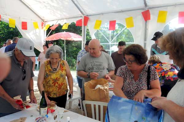 Photo de la famille débarrassant les tables