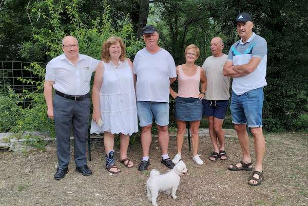 Photo de Patrick, Chantal, Marc, Véronique, Pierre, Lionel et Rani sur le pont de l'Arène