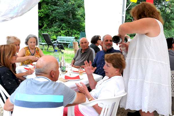 Photo de la table des cousins de Savoie et de Haute-Savoie, vue de l'autre côté